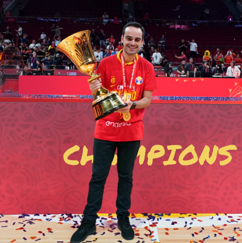 Jorge Lorenzo con el trofeo del Mundial 2019