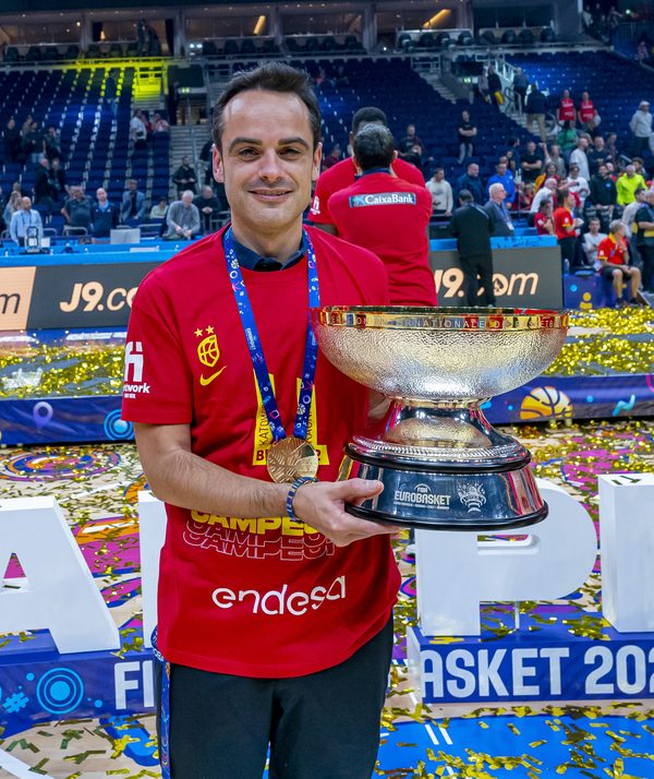 Jorge Lorenzo con la copa del Eurobasket 2022